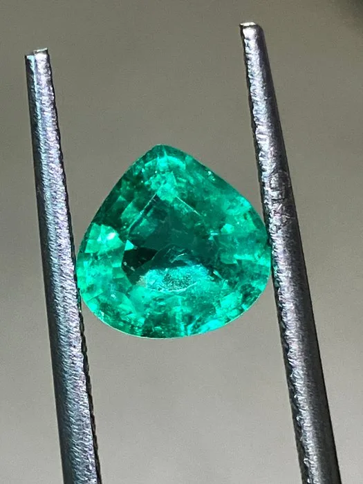 1 pcs Green Emerald - 1.25 ct - International Gemological Institute (IGI)