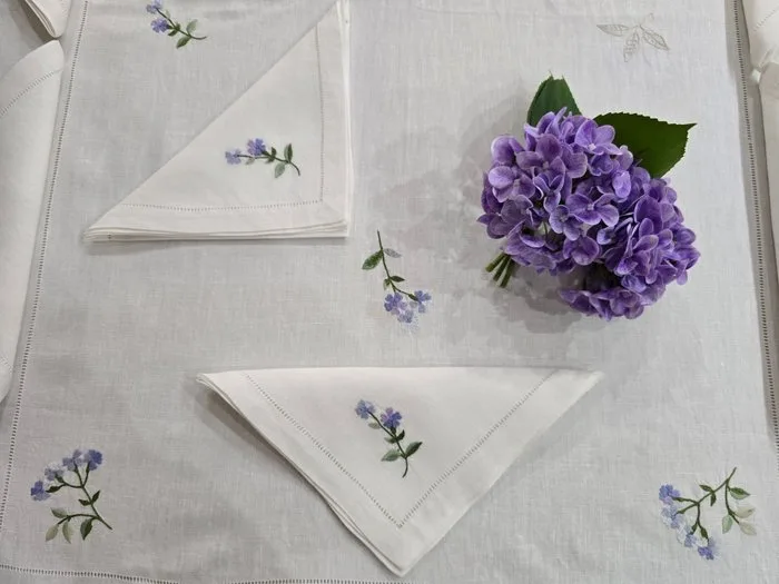 Tovaglia in puro lino con ricamo a macchina e rifinitura a mano 12 posti - Tablecloth - 280 cm - 185 cm