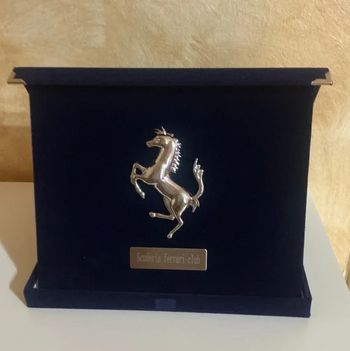 Cavallino+ metal tag - Ferrari - Astuccio in velluto blu - 2019