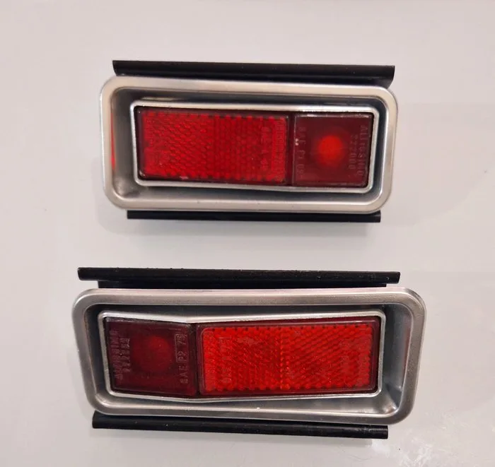 Ferrari Daytona / Ferrari 365 GTC4 rear sidemarker assemblies complete with brackets - Ferrari - set of 2 vetry hard to find complete & in this condition