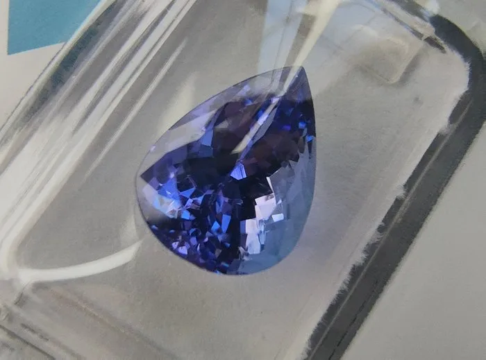 Blue, Violet Tanzanite - 3.84 ct - International Gemological Institute (IGI) - AAA Fine Color Quality
