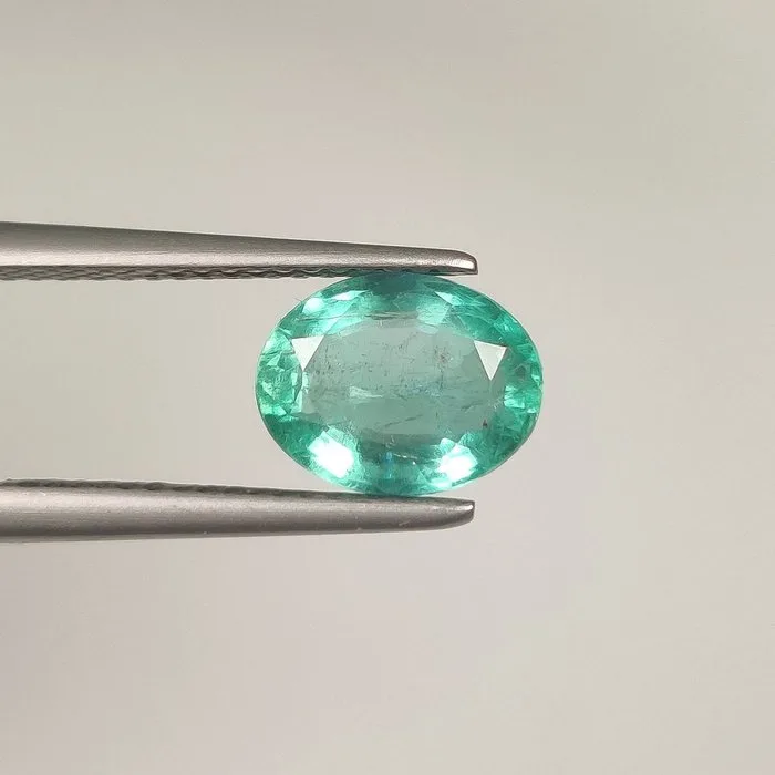 1 pcs Green Emerald - 1.76 ct - International Gemological Institute (IGI) - Top Luster !