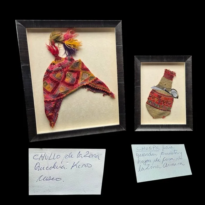A beautiful set of two framed pieces, featuring an authentic cap and a Péru coca bag. - Diorama