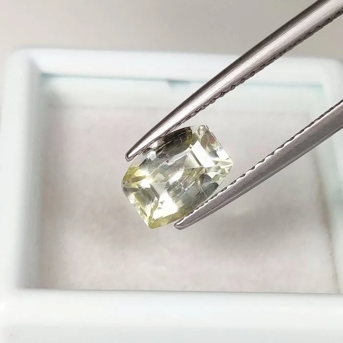 1 pcs Yellow Sapphire - 1.68 ct - International Colored Gemstone Association (ICA GemLab) - Unheated Sapphire!