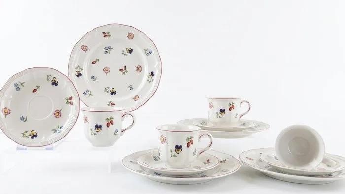 Villeroy & Boch - Coffee and tea service (12) - Petite Fleur - Vitro-Porcelain - Excellent condition