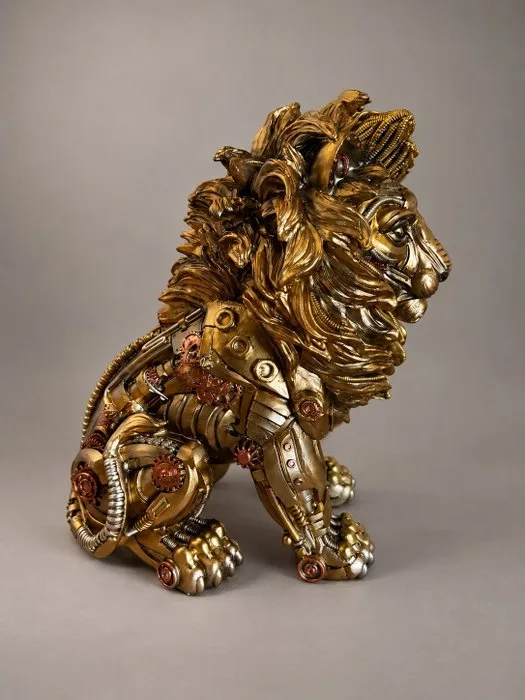Sculpture, Indrukwekkende XL sculptuur van een zittende leeuw in uitgesproken steampunk-stijl. - 33 cm - Resin
