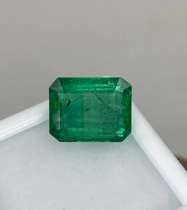 1 pcs Green Emerald - 7.09 ct - International Gemological Institute (IGI)