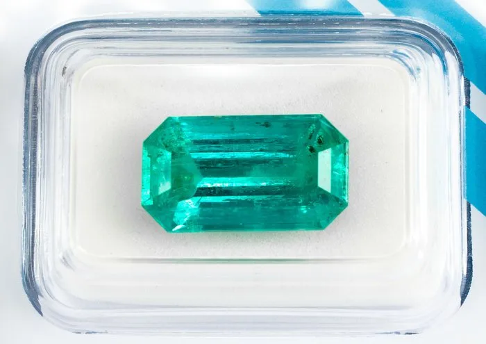 Emerald - 4.32 ct - International Gemological Institute (IGI) - Bluish Green