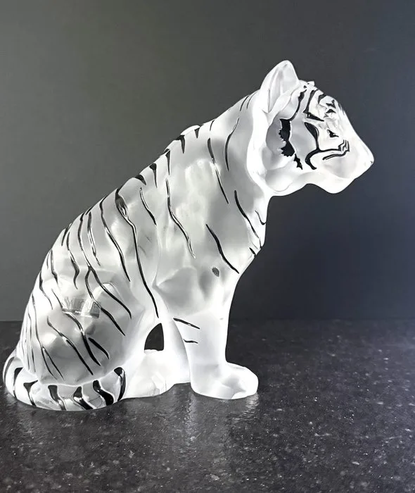 Lalique - Sculpture, Sitting Tiger Large, Black enamel - 24.1 cm - Crystal