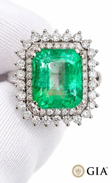 Necklace with pendant - 18 kt. White gold - 3.55ct. tw. Emerald - Diamond - with factory warranty