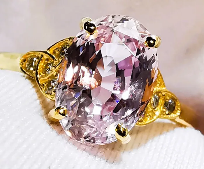 Ring - 18 kt. Yellow gold, No-Heat Sapphire 3.03 ct IGE - 2.86 g - 3.03ct. tw. Sapphire - Diamond - Sapphire / NO HEAT / IGE