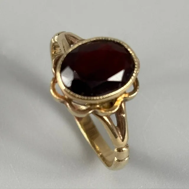 9CT Gold Single Stone Garnet Ring
