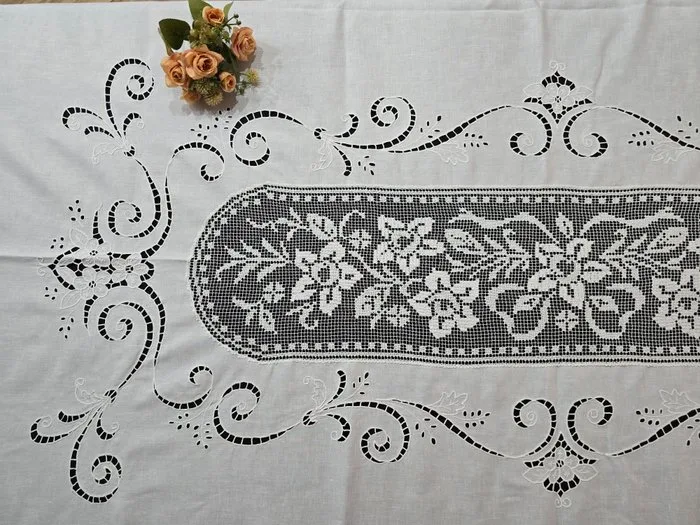 Opera D'arte!! Tovaglia in puro lino con ricamo filet e Intaglio a mano NO TOVAGLIOLI - Tablecloth - 260 cm - 165 cm