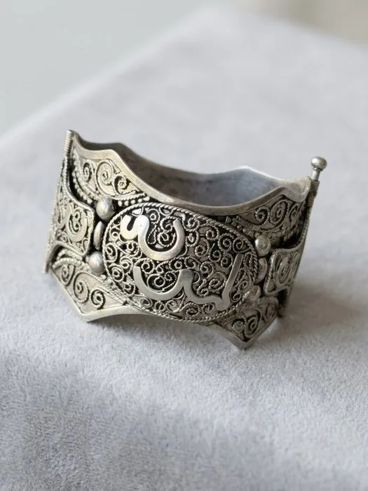 Silver, Ancient Berber cuff bracelet in solid silver, filigreed – Maghreb, early 20th century. - Bracelet