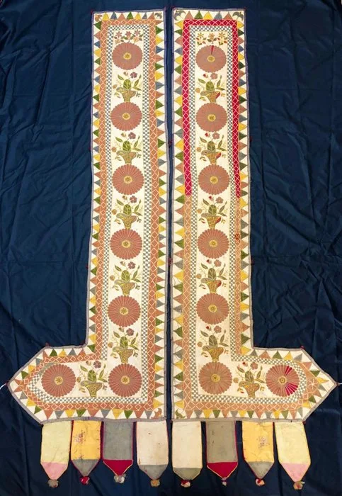 Artigiane tradizionali della comunità Rabari / Kutch, Gujarat - Artigianato tradizionale - Sankhia – L-shaped door decoration - Embroidery (2) - 178 cm - 62 cm