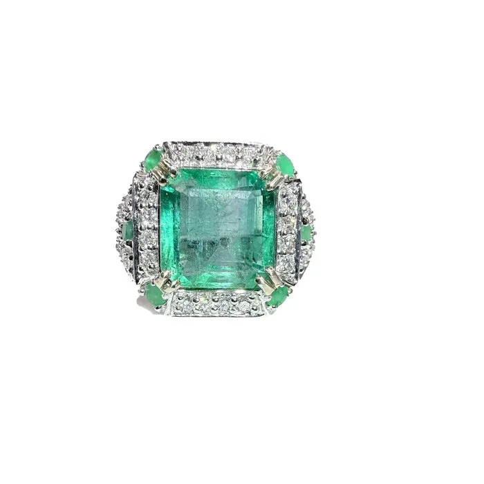 Ring - 18 kt. White gold - 3.76ct. tw. Emerald - Diamond - Green