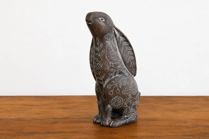 Sculpture, Decorative Rabbit with Hand-Engraved Floral and Bird Motifs - 24 cm - Resin
