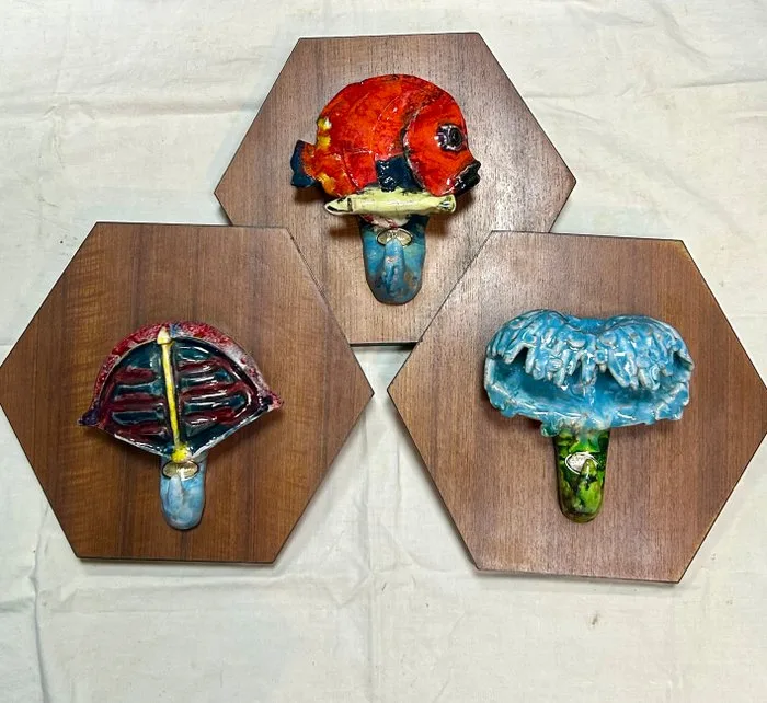 Stil Keramos - San Paolo Venezia - Giuseppe Urso - Coat rack (3) - Appendi abiti in stile Marino-Raro Set 3 Appendiabiti "Stil Kermos" (Anni '50/'60) – Sculture - Ceramica e Legno - Raro Set 3 Appendiabiti