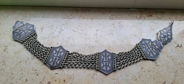 Traditionelles Schmuckband (Kaukasus) – mit feiner Niello-Gravur & mehrreihigen Ketten – frühes 20. - Early 20th century