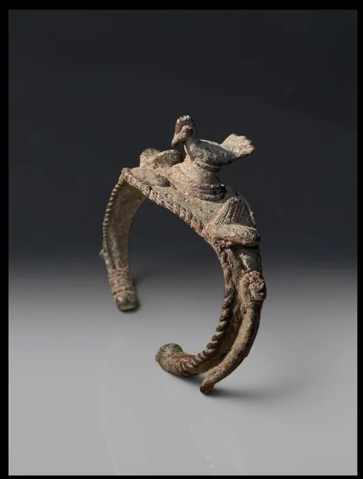 Magnificent bracelet Dogon - bronze seated hen - Dogon - Mali