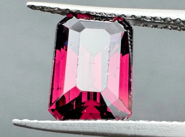 Pink, Purple, Red Spinel - 3.10 ct - International Gemological Institute (IGI)
