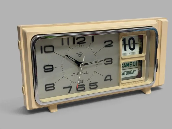 Flip clock, Desk clock - Diamond Shangai Mechanical Flip Day Date French & English Bicolor Space Age Plastic, Metal, Glass - 1970-1980 - Serviced