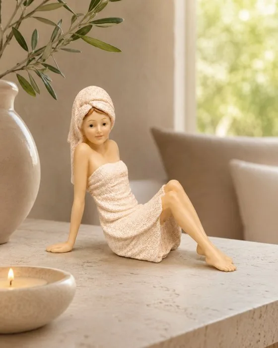 Sculpture, Elegante Wellness Sculptuur van Zittende Dame – Spa / Hotel Chique - 18.5 cm - Resin