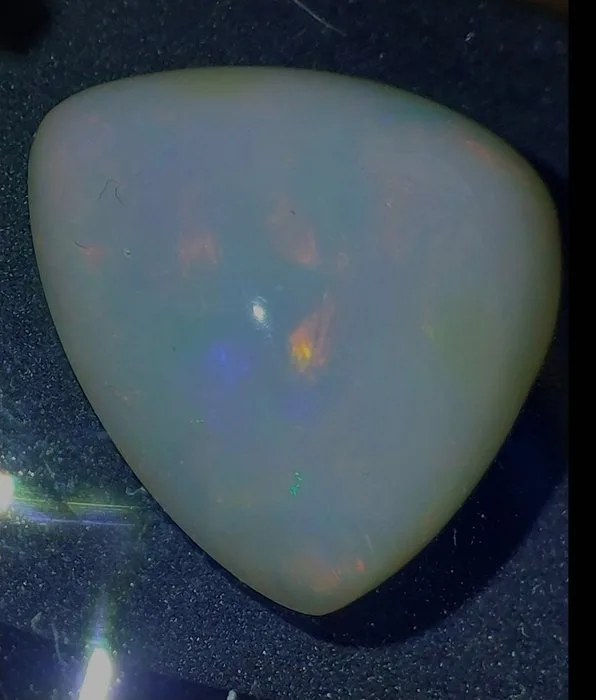 1 pcs White, Multicolour Opal - 27.65 ct - Instituto Gemólogico Español (IGE) - intense play of colors