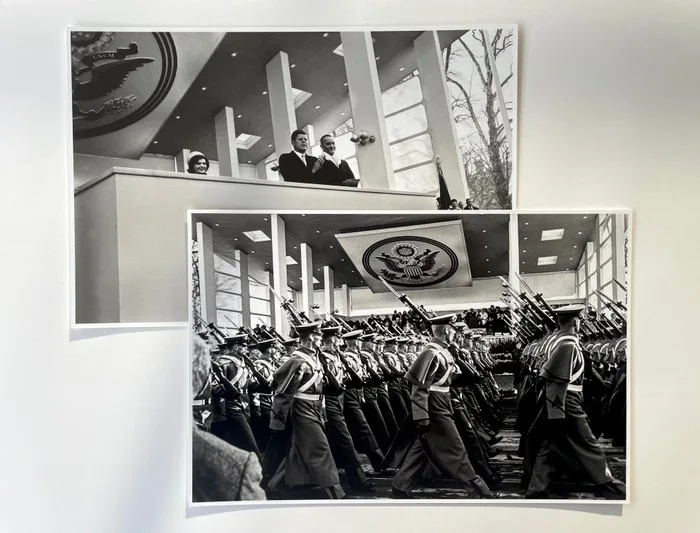 Manfred Linus Kreiner - Batch de 2 photographies — John F. Kennedy — Tribune présidentielle & Défilé militaire, Parade