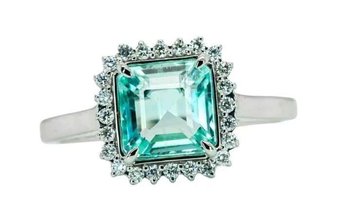 Ring - 14 kt. White gold, Pastel Green (No Oil) - 2.71ct. tw. Emerald - Diamond - 0.24ct - VS