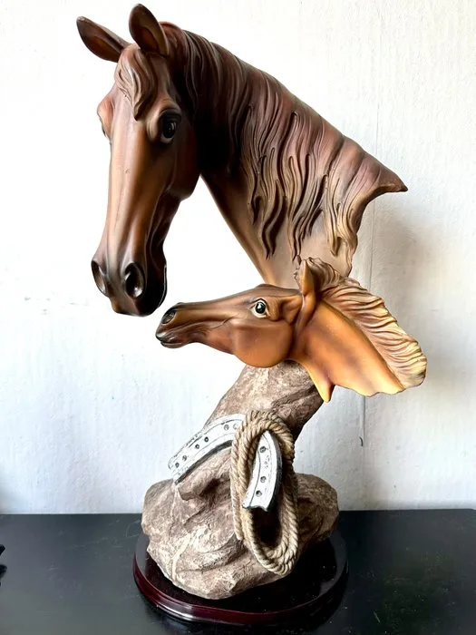 Bijzonder groot beeld van twee Paarden (merrie en veulen) - Statue, Merry met Veulen - Zeer gedetailleerd - 50 cm - Polystone/Resin