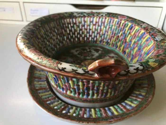 Openwork basket on a plate of Canton porcelain, Famille Rose from Canton, 19th century - Porcelain - Porcelain - China - Qing Dynasty (1644-1911)