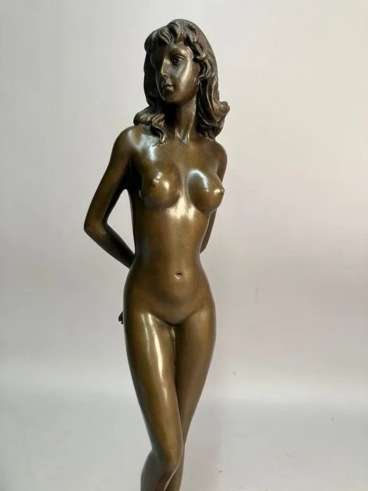 Sculpture, Naakte vrouw - 36 cm - Bronze statue of a naked woman in a classical pose