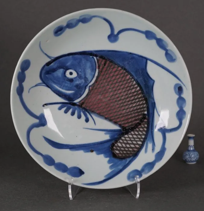 Jiaqing (1796-1820) - Bowl - Large Copper Red Glazed Fish Amidst Water Plants - Four Character Mark - ca. 1800 - Porcelain - Large Shallow Bowl