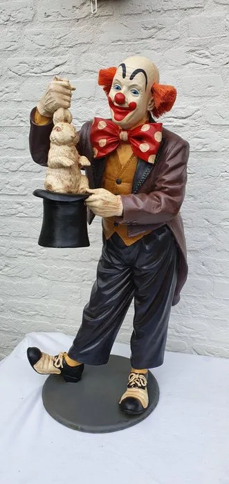 Jun Asilo - Jun Asilo - Statue, Clown als goochelaar met konijn uit hoge hoed - 75 cm - Polyresin