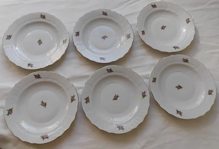 Herend Porzellanmanufaktur - Herend - Dinner plate - Handgemalte kleine Rosa Blüten mit gewelltem goldenen Rand - Porcelain - Floral rose pattern