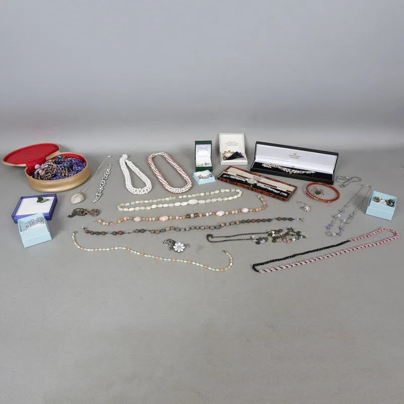 A Collection of Costume Jewellery (Qty)