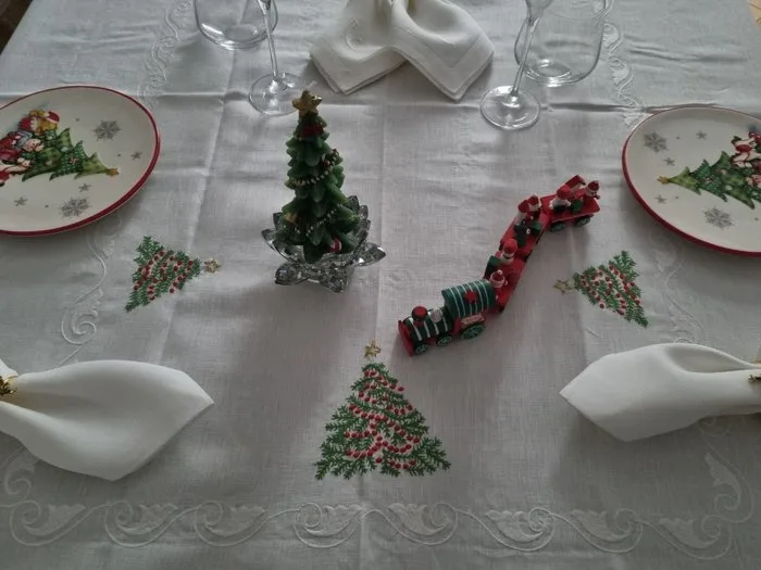 Tovaglia Natalizia puro lino ricamo a macchina e rifiniture a mano 12 posti tablecloth christmas - Tablecloth - 270 cm - 175 cm