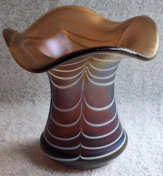 Glashütte Frauenau - Ferdinand von Poschinger - Vase - Fleur Vaas - Iridescent glass with melted glass threads