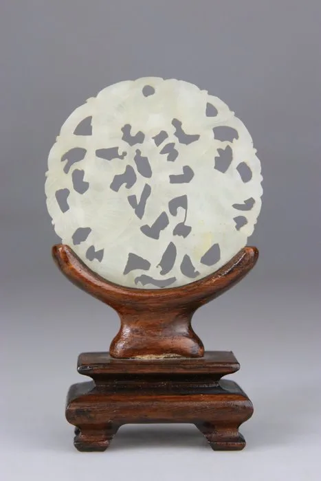 Plaque - White Nephrite Jade Pendant - Wooden Base - Jade, Nephrite jade - China - Late 19th or Early 20th century