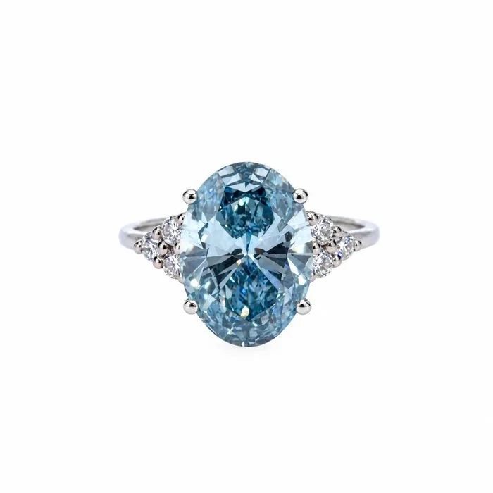 Ring - 14 kt. White gold - 5.32ct. tw. Blue Diamond (Fancy coloured lab-grown diamond) - Diamond