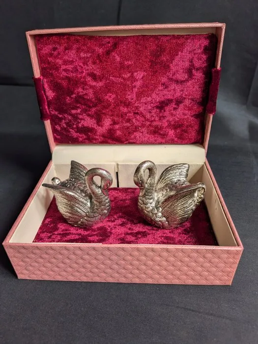 Salt and pepper shakers (2) - swan - Silverplated