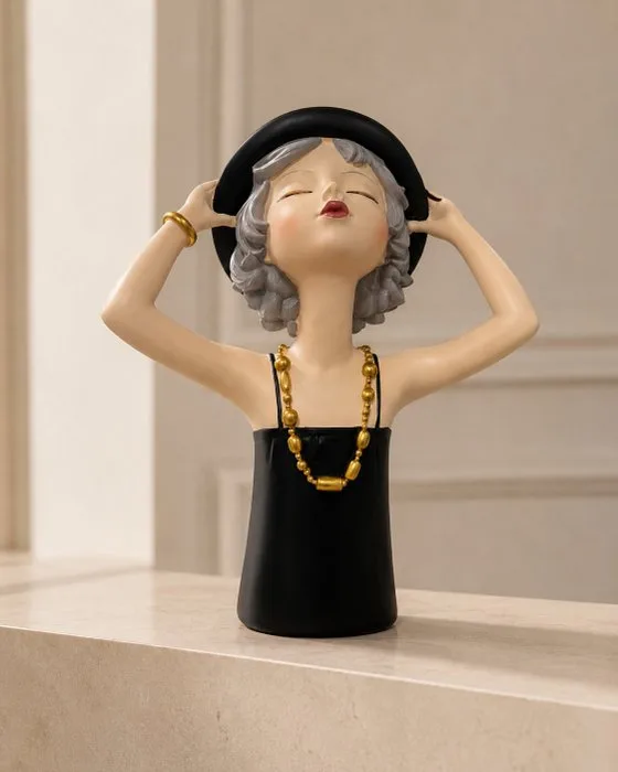 Bust, Elegante Dame met Hoed – Art Deco stijl – Zwart & Goud – Decoratief Sculptuur - 23 cm - Resin