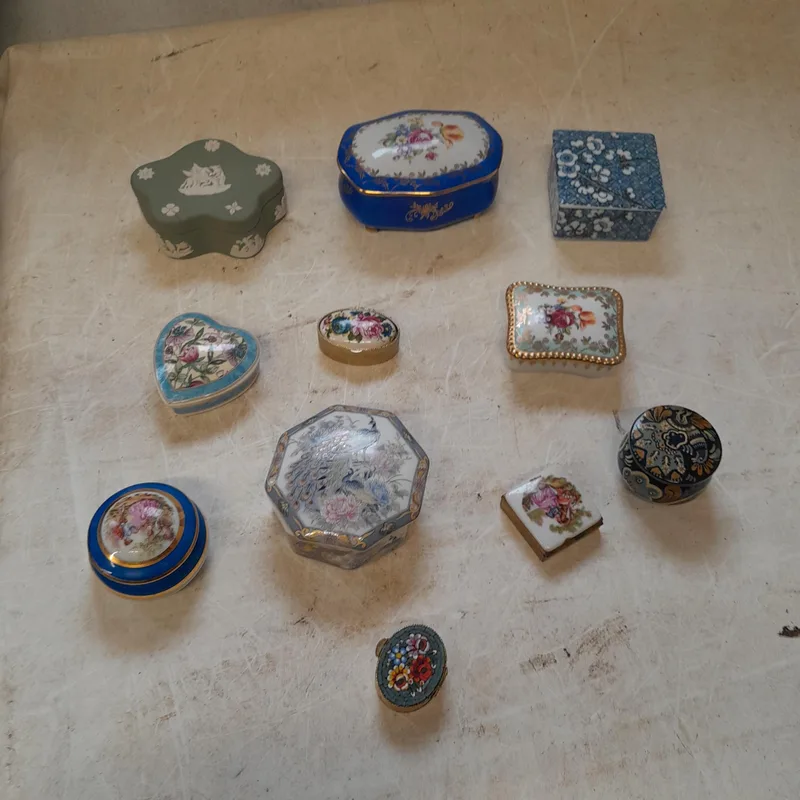 Mixed era collection of pill boxes, papier mache, wood and porcelain, metal , Wedgewood Jasperware included