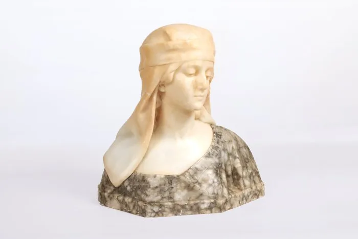Attributed to Guglielmo Pugi - Bust, Femme au foulard - 46 cm - Marble, Alabaster