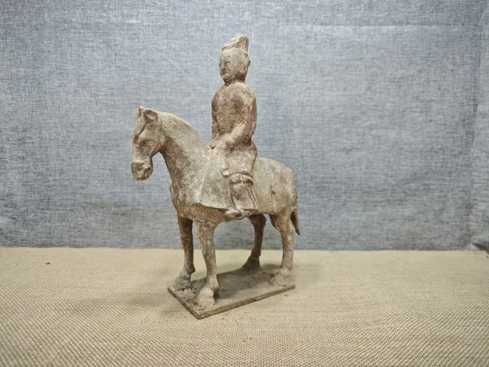 Northern Qi–Early Sui Dynasty Ceramic A Northern Qi Dynasty (550–577 AD) - 31 cm