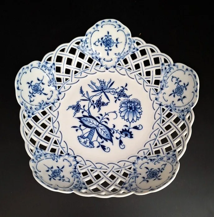 Meissen - Table service - 1st quality! Onion pattern Exclusive pentagonal pierced bowl, about 23 cm. - Porcelain