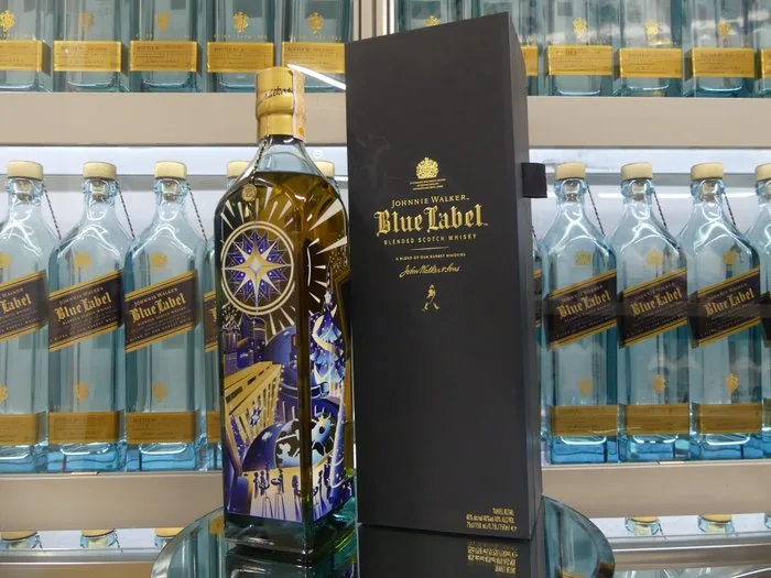 Johnnie Walker Blue Label Limited Edition Design Metro in Xmas from Philippines - one of 200 bottles - b. 2019 - 750ml