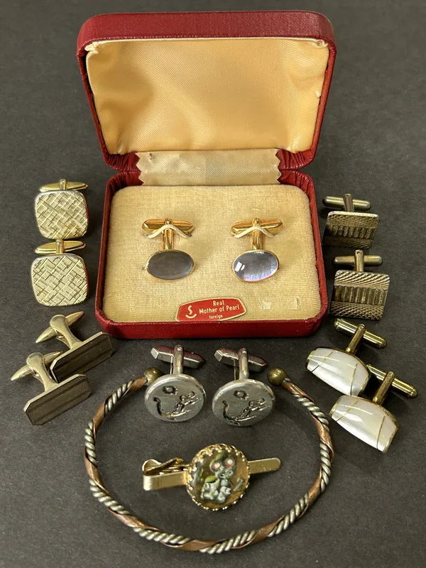 A collection of mainly gentlemans cufflinks
