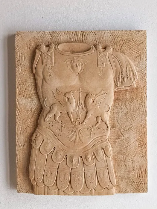 Relief, Bassorilievo in Pietra raffigurante Corazza Romana Anatomica con Grifoni e Medusa - 31 cm - Limestone - 2026
